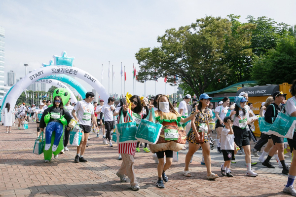 우아한형제들이 지난 9일 서울 송파구 올림핑공원 평화의광장에서 '2024 장보기오픈런'을 개최했다. /사진=우아한형제들