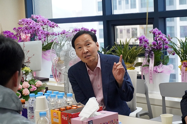 김기웅 국민의힘 국회의원이 8일 '방문의 날' 행사에서 주민들과 대화를 나누고 있다./사진제공=김기웅 국민의힘 의원실