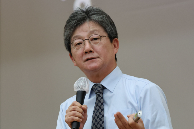 유승민 전 국민의힘 의원이 더불어민주당의 당대표의 사퇴 시한을 당무위원회 결정으로 조정할 수 있도록 당헌·당규를 개정한 것을 '이재명 유신독재'라고 비판했다. 사진은 유 전 의원이 지난달 9일 서울 서대문구 연세대학교에서 정치 리더의 조건 특강을 하는 모습. /사진=뉴시스