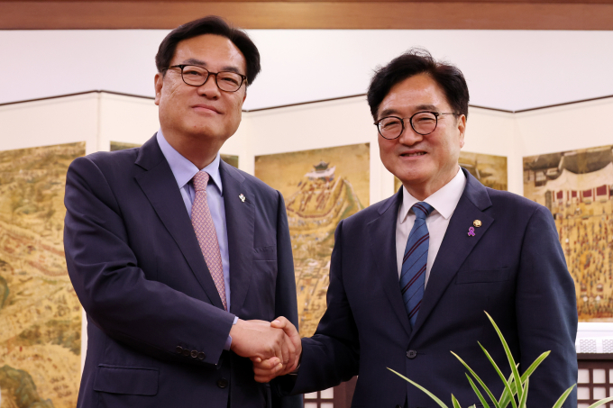 우원식 국회의장이 10일 정진석 대통령실 비서실장에게 윤석열 대통령의 재의요구안(거부권) 행사가 더 신중해야 한다고 강조했다. 사진은 우 의장(오른쪽)이 10일 서울 여의도 국회에서 정 실장을 접견한 모습. /사진=뉴시스