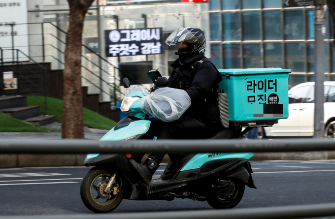 배달의민족이 경쟁사에 비해 배달 기사 배정이 잘 되지 않아 업주들의 불만이 속출하고 있다. 서울 시내에서 한 배달 기사가 이동하고 있다. /사진=뉴시스