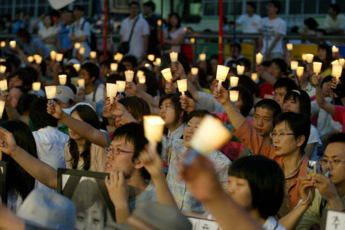 미군 당국은 2002년 11월18일부터 23일까지 진행된 군사재판에서 기소된 미군 2명 모두에게 공무를 행하던 중 발생한 과실사고임을 근거로 무죄 평결을 내렸다. 사진은 지난 2007년 13일 서울 청계광장에 모인 시민들이 신효순·심미선양 5주기 추모 촛불행사를 진행하는 모습. /사진=뉴시스