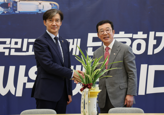 조국 조국혁신당 대표가 홍철호 대통령실 정무수석을 만나 채상병 특검법을 언급했다. 사진은 홍 수석(오른쪽)이 10일 서울 여의도 국회를 찾아 조 대표를 예방한 모습. /사진=뉴시스 