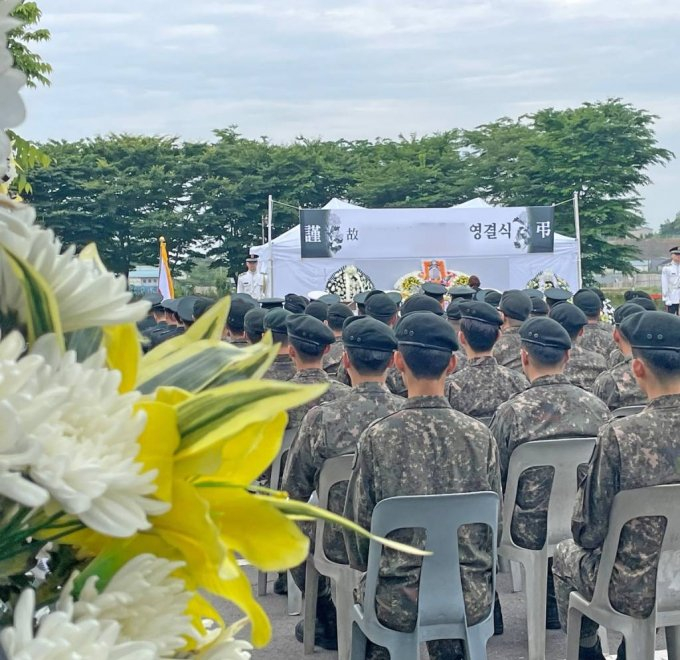 육군 12사단에서 발생한 '훈련병 사망' 사건을 수사 중인 경찰이 '군기 훈련(얼차려)'를 지시한 중대장과 부중대장 등 2명을 피의자 신분으로 입건했다. 사진은 지난달 30일 전남 나주 한 장례식장에서 엄수된 숨진 훈련병의 영결식. /사진=뉴스1 