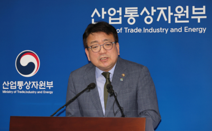 최남호 산업통상자원부 2차관은 10일 세종시 정부세종청사에서 동해 심해 가스전 개발 관련 브리핑을 액트지오의 신뢰성과 전문성에 해명했다. /사진= 뉴시스  