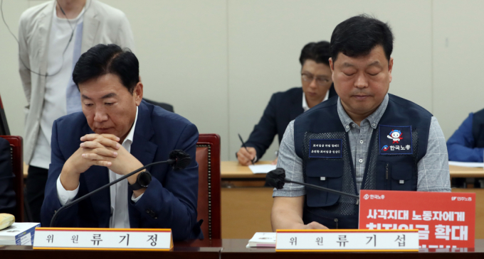 지난 6월4일 세종시 정부세종청사에서 열린 최저임금위원회 제2차 전원회의에서 류기정 사용자위원과 류기섭 근로자위원이 이인재 위원장의 발언을 들으며 생각에 잠겨 있다. / 사진=뉴스1 김기남 기자 