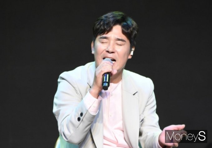 주가조작 혐의에 연루된 지 1년 만에 무혐의 판결을 받은 가수 임창정이 대중 앞에 사과문을 내놨다. 사진은 지난 2020년 10월 경기 파주시 에스아이엠 엔터테인먼트 사옥에서 열린 정규 16집 타이틀곡 '힘든 건 사랑이 아니다' 발매 기념 쇼케이스 무대에 오른 가수 임창정. /사진=장동규 기자