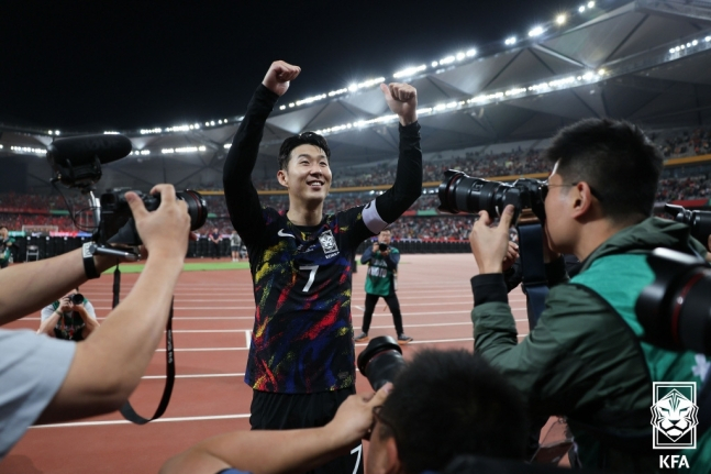 손흥민이 2026 북중미 월드컵 아시아 지역 2차 예선 C조 조별리그 중국의 원정 경기에서 3-0으로 승리한 후 환호하고 있다. /사진= 대한축구협회