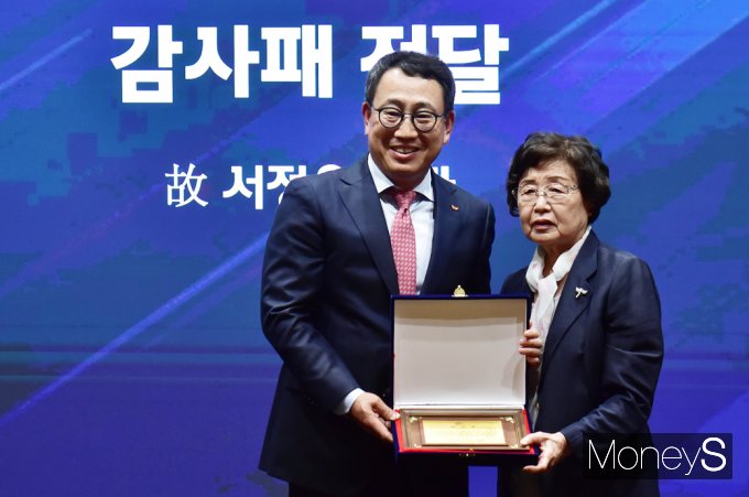 유영상(왼쪽) SK텔레콤 대표가 10일 서울 중구 SKT타워에서 열린 'IEEE 마일스톤(이정표)' 선정 기념 행사에서 고 서정욱 장관의 아내 이정숙 여사에게 감사패를 전달하고 있다. /사진=임한별 기자