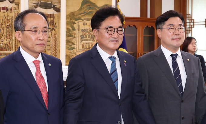 추경호 국민의힘 원내대표와 박찬대 더불어민주당 원내대표가 우원식 국회의장 주재로 회동해 원 구성 협상에 들어갔다. 사진은 우 의장(가운데)과 추 원내대표(왼쪽), 박 원내대표(오른쪽)가 10일 서울 여의도 국회에서 원 구성과 관련한 회동에 앞서 기념촬영을 하는 모습. /사진=뉴스1