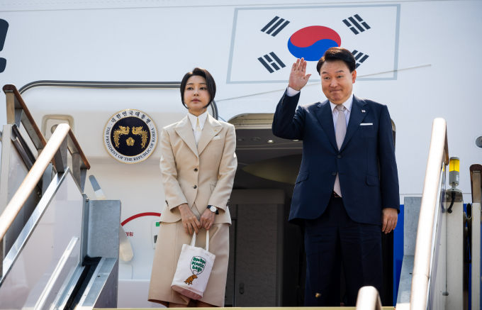 국민권익위원회가 10일 윤석열 대통령 부인인 김건희 여사의 명품백 수수 의혹 조사를 종결 처리한다고 밝혔다. 사진은 중앙아시아 3개국(투르크메니스탄·카자흐스탄·우즈베키스탄)을 국빈 방문하는 윤 대통령(오른쪽)과 김 여사가 10일 성남 서울공항에 도착해 공군 1호기 탑승에 앞서 인사하는 모습. /사진=뉴시스(대통령실 제공) 