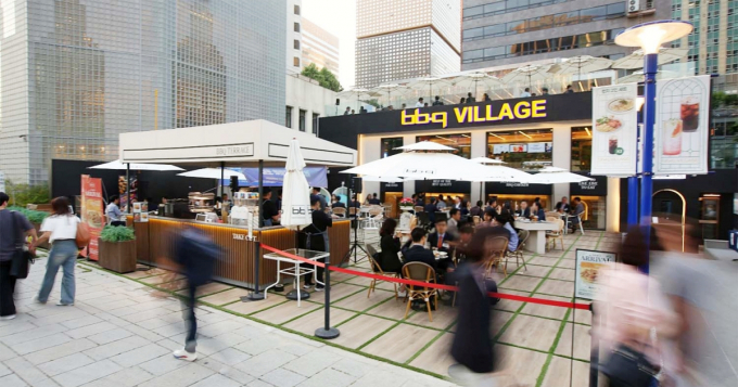 BBQ가 선보인 빌리지 타입 매장 청계광장점이 일반 고객과 외국인 관광객에게 인기를 얻으며 개점 두달 만에 광화문 핫플레이스로 떠올랐다. /사진=제너시스 BBQ