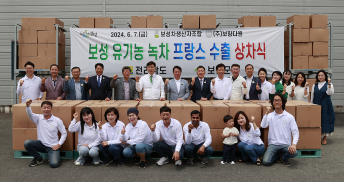   김철우 보성군수와 지역 정치인, 보성군 관계자 등이 7일 보성녹차(茶)의 프랑스 수출 상차식을 개최한 뒤 기념촬영을 하고 있다. /사진제공=보성군