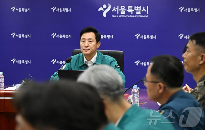 오세훈 서울시장이 10일 오후 4시 시청 본관 지하 3층 충무기밀실에서 열린 '서울시 통합방위회의'에 참석해 군,경,소방 등 유관기관 관계자들과 北 오물풍선 대응방안에 대해 논의하고 있다. (서울시 제공)