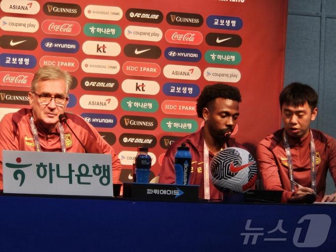 중국 브란코 이반코비치 감독(왼쪽)과 페이난두ⓒ News1 안영준 기자