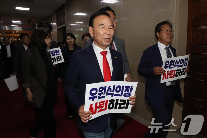 [사진] 국회의장실 향하는 국민의힘 의원들
