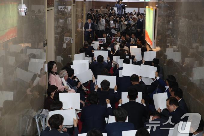 [사진] 의장실 앞 항의농성 돌입한 국민의힘