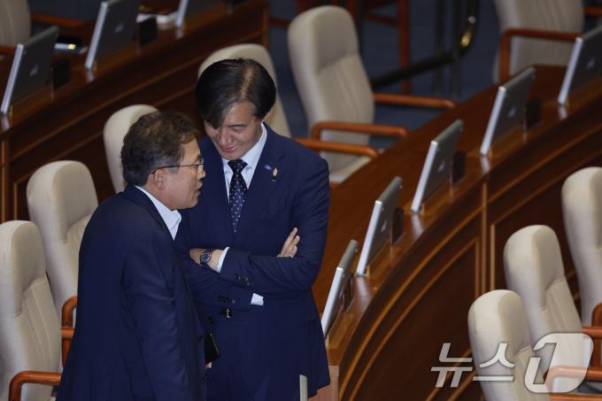 [사진] 대화 나누는 조국·송기헌