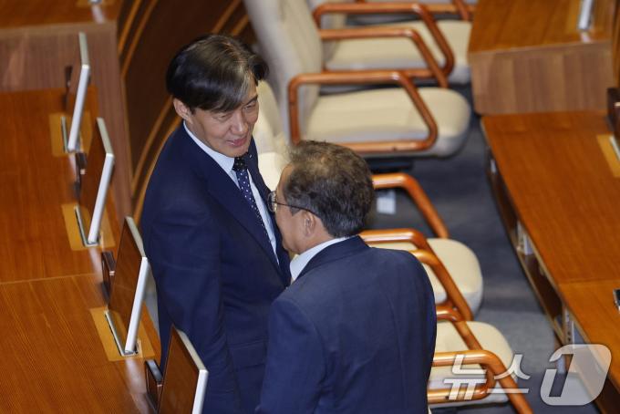 [사진] 송기헌과 대화 나누는 조국