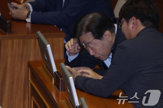 [사진] 휴대전화 화면 보는 이재명 대표