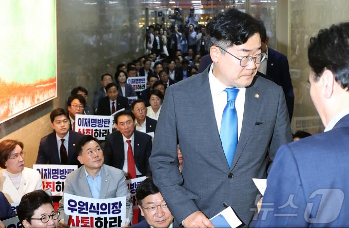 [사진] 진퇴양난