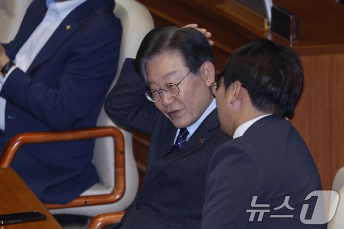 [사진] 본회의장 자리한 이재명 대표