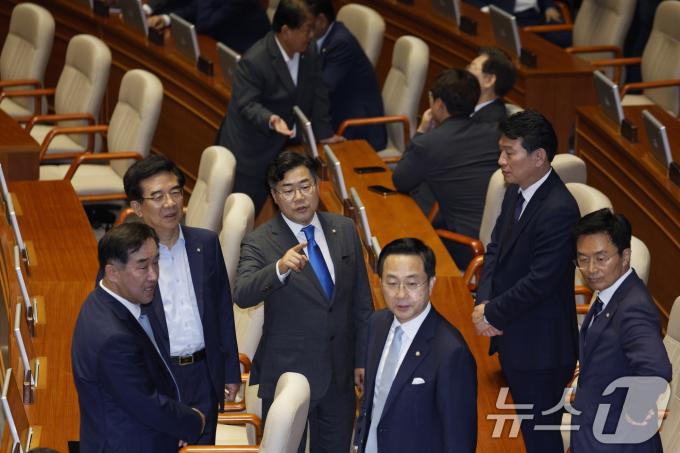 [사진] 본회의장 자리한 민주당