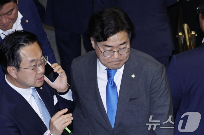 [사진] 굳은 표정의 박찬대 원내대표
