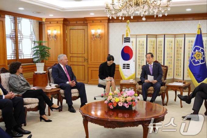 [사진] 한덕수 국무총리, 한-중남미 미래협력포럼 참석자 합동접견