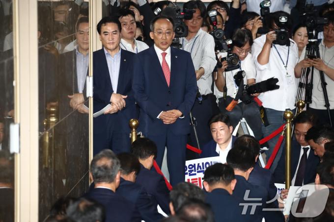 [사진] 결렬 설명하는 추경호 원내대표