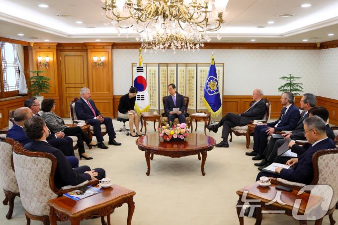 [사진] 한덕수 국무총리, 한-중남미 미래협력포럼 참석자 합동접견