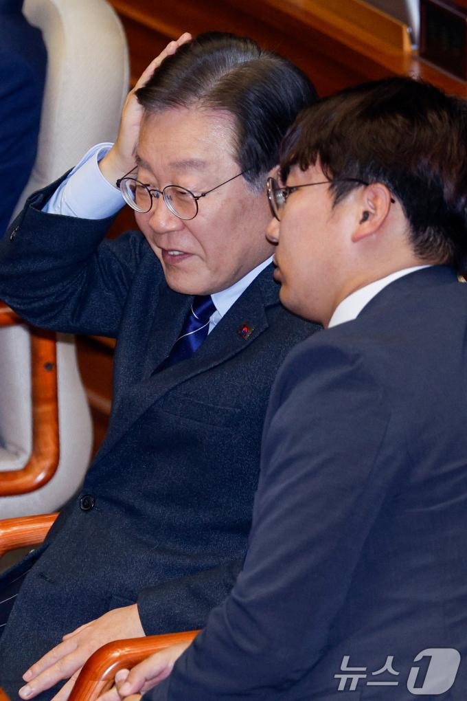 [사진] 본회의장 자리한 이재명 대표
