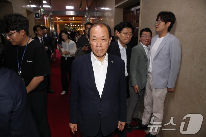[사진] 국회의장실 향하는 황우여 비대위원장