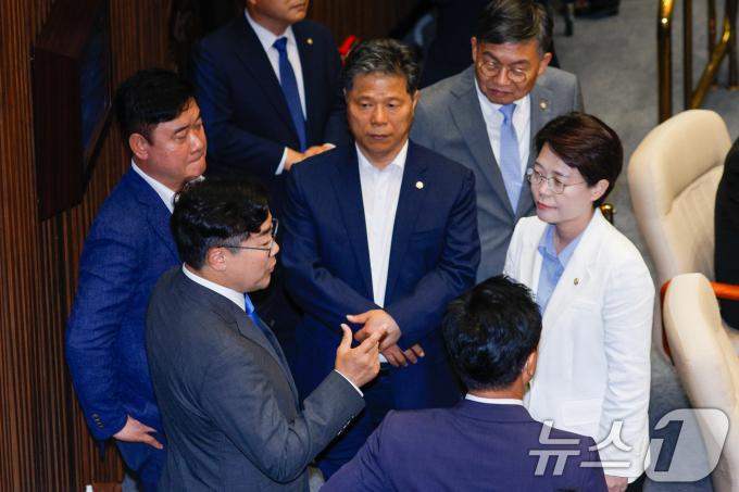 [사진] 동료 의원들에게 경과 설명하는 박찬대