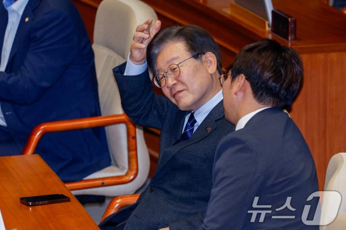 [사진] 본회의장 자리한 이재명 대표