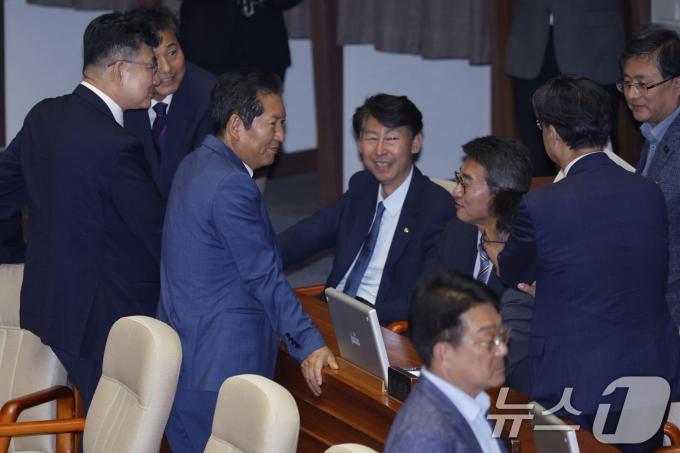 [사진] 동료 의원들과 대화하는 정청래