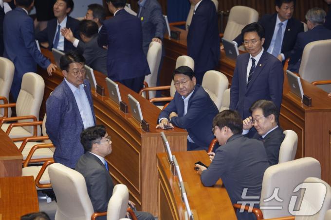 [사진] 본회의장에서 대화하는 이재명·박찬대