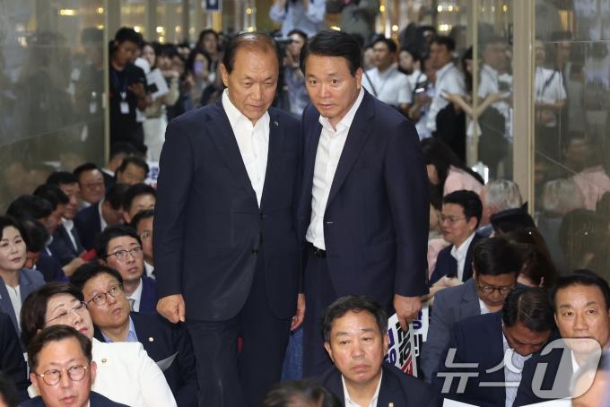 [사진] 항의농성 합류하는 황우여·성일종