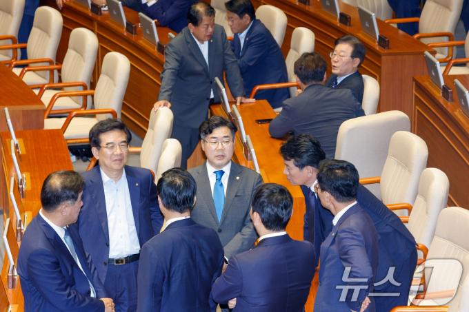 박찬대 더불어민주당 원내대표와 이재명 대표가 10일 오후 서울 여의도 국회 본회의장에서 동료 의원들과 대화하고 있다. 2024.6.10/뉴스1 ⓒ News1 안은나 기자