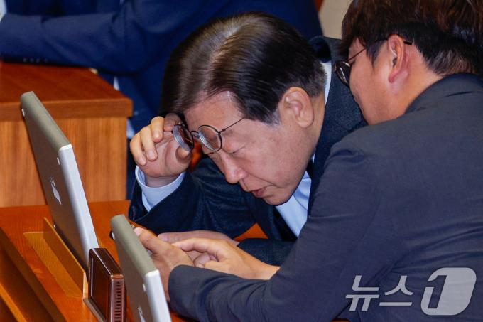 [사진] 휴대전화 화면 확인하는 이재명 대표