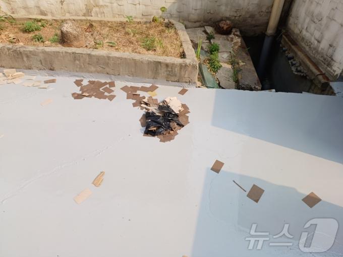[사진] 이태원동 상가 옥상에서 북한 오물 풍선 발견