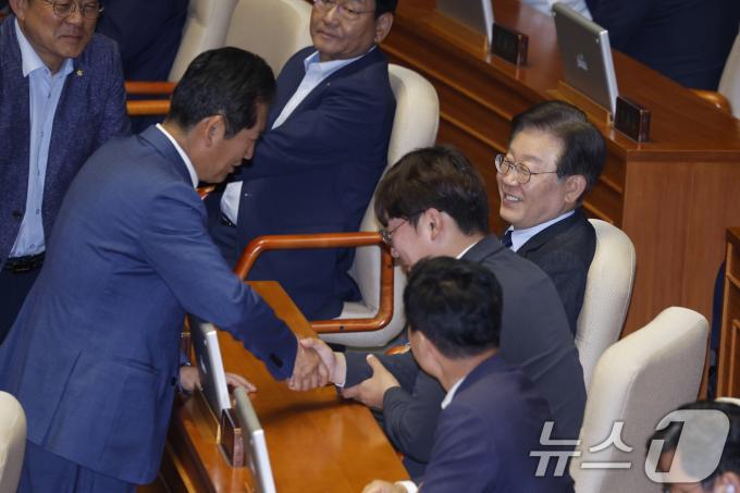 [사진] 본회의장의 이재명과 정청래
