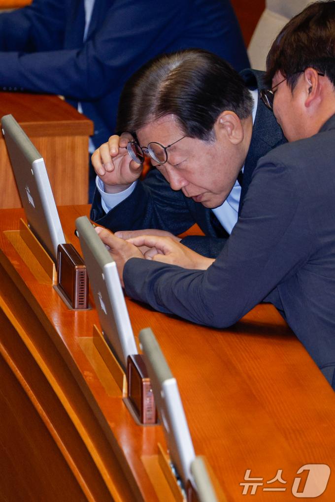 [사진] 휴대전화 화면 확인하는 이재명 대표