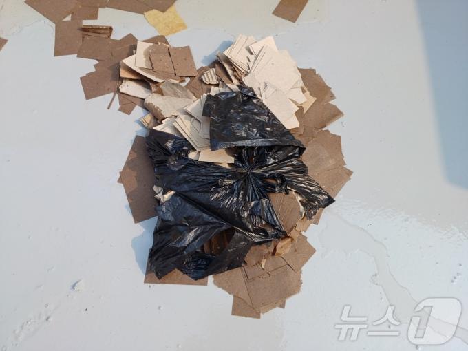 [사진] 이태원동 상가 옥상에서 북한 오물 풍선 발견
