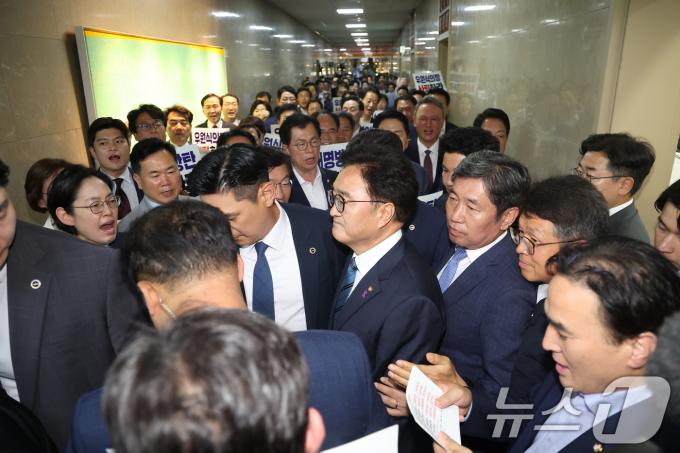 [사진] 국힘 항의 뒤로 한 채 본회의장 향하는 우원식 국회의장