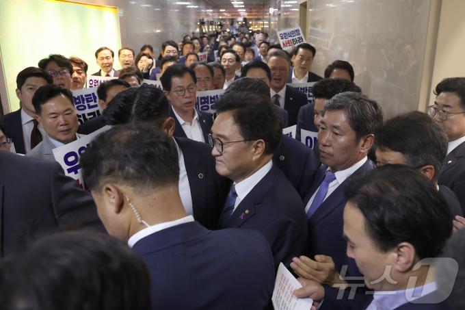 [사진] 본회의장 향하는 우원식 국회의장
