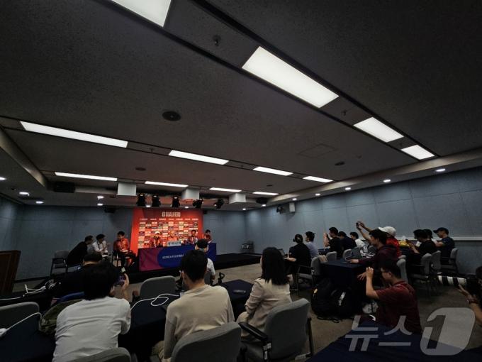 기자회견장을 찾은 중국 취재진ⓒ News1 안영준 기자