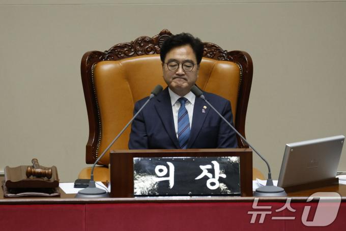 [사진] 굳은 표정의 국회의장