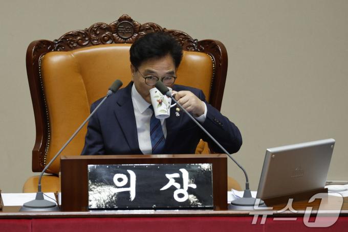 [사진] 목 축이는 우원식 국회의장
