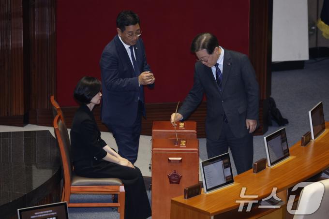 [사진] 투표함에 용지 넣는 이재명 대표